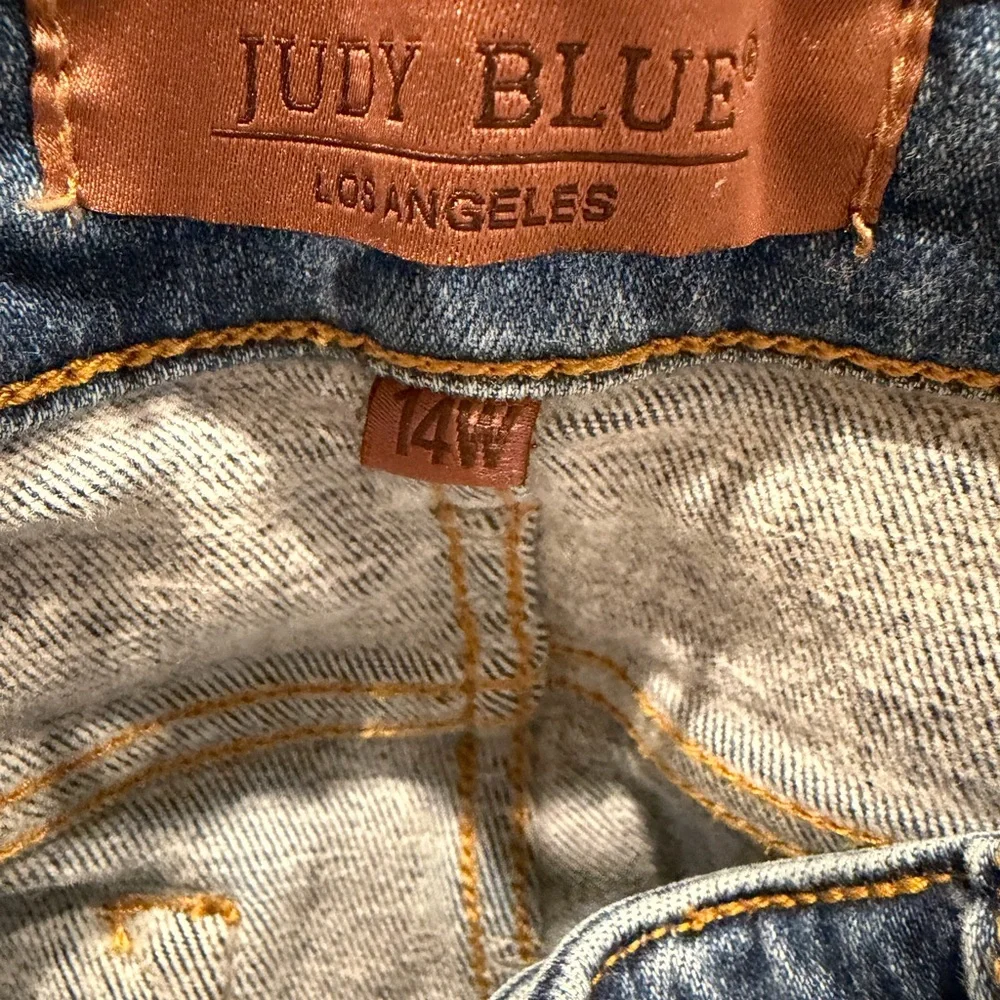 Judy Blue Classic Blue Jeans - Picture 3 of 4